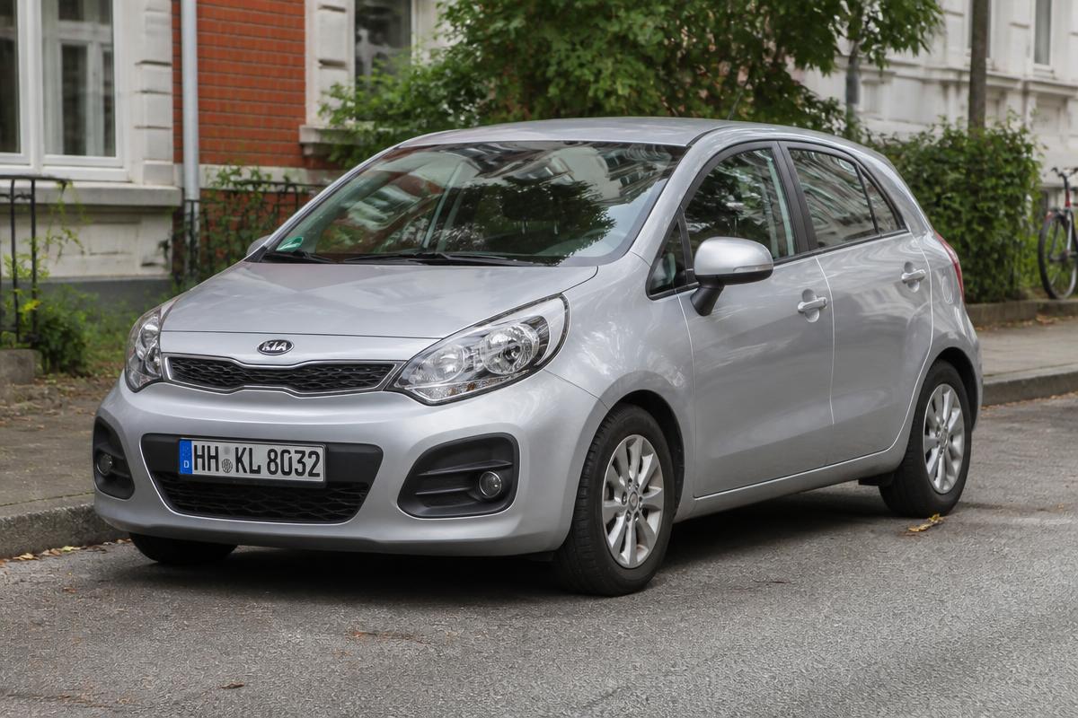 Kleinwagen (z. B. Kia Rio) mit deutschem Kennzeichen HH-KL 8032