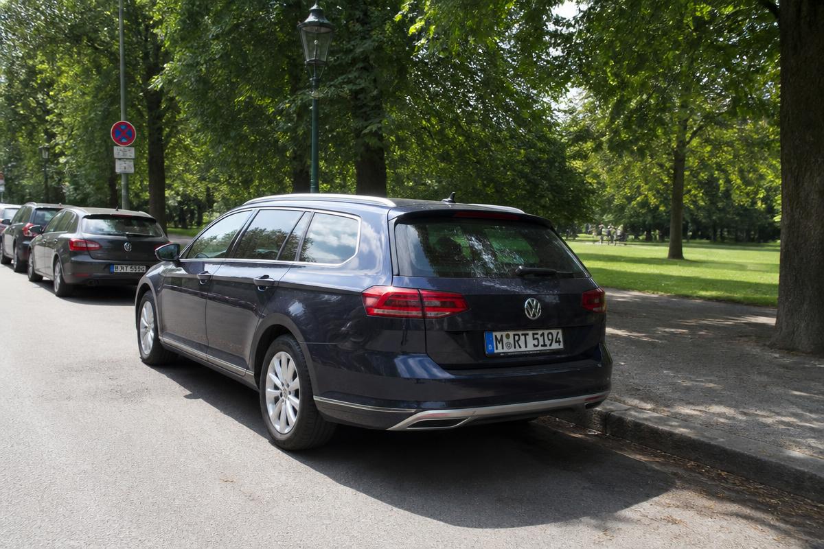 Kombi (z. B. VW Passat Variant) mit deutschem Kennzeichen M-RT 5194